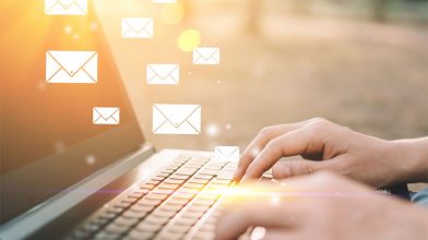 E-Mail-Marketing, E-Mail, Tipps für gelungenes Online Marketing, Hände an Laptop, Brief-Symbole