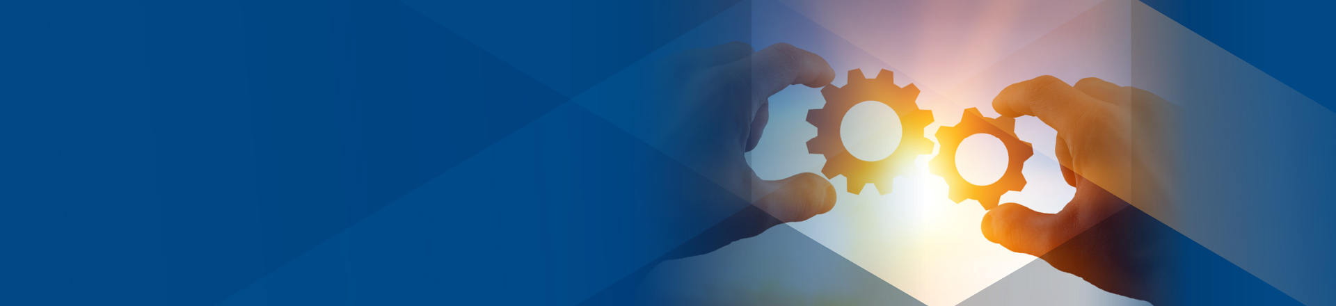 Symbolbild, zwei Hände mit ineinander greifenden Zahnrädern vor leuchtender Sonne, Managed Services, Key-Work