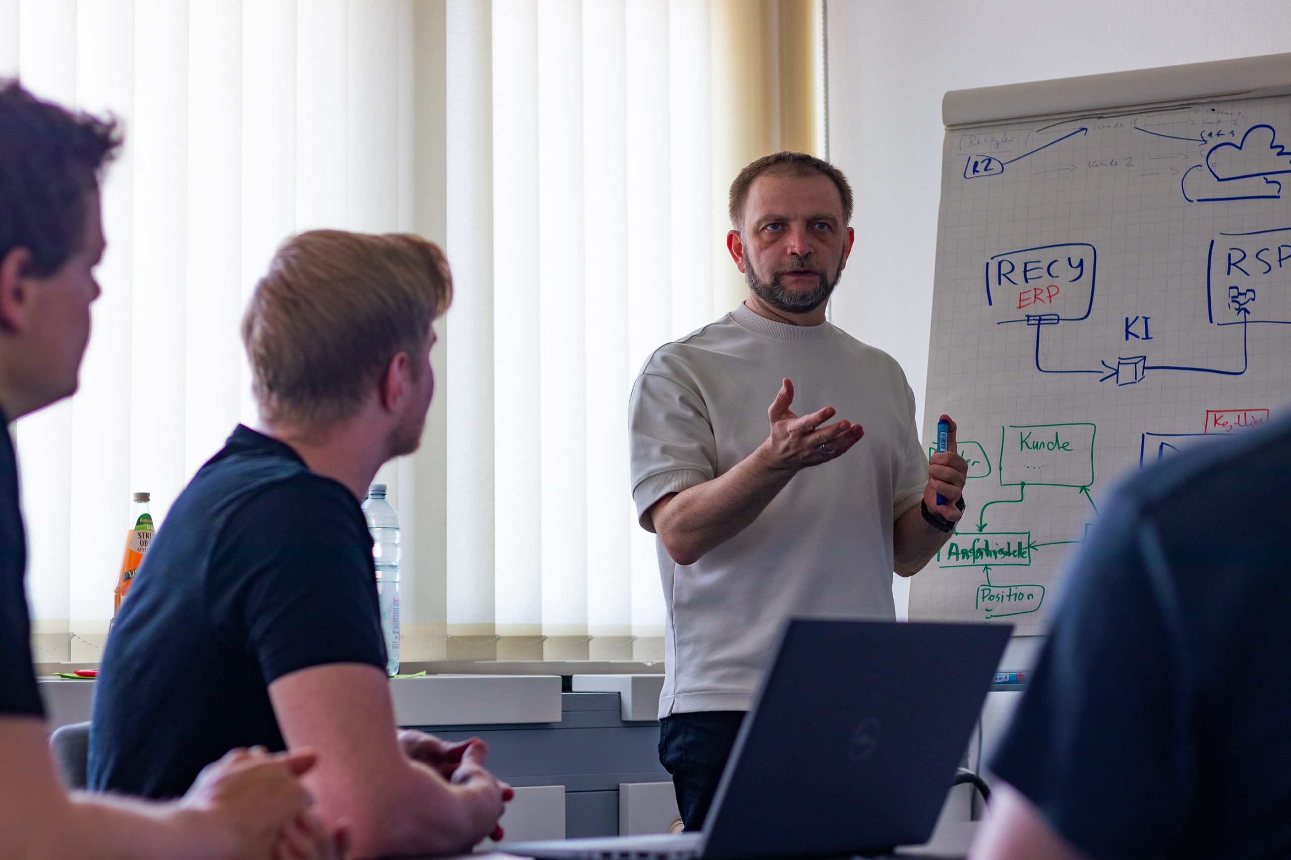 Eine Person hält eine Präsentation, Key-Work